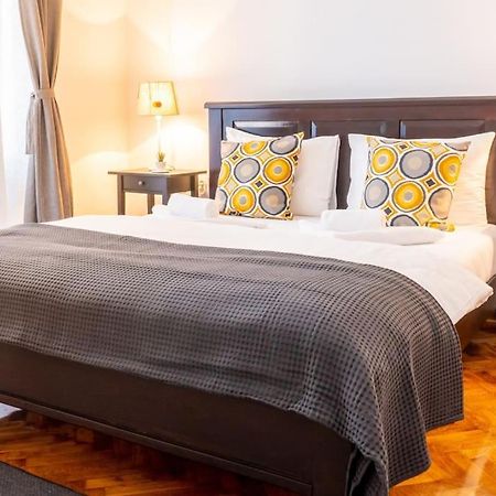 Central And Comfy 2Bdr Apartment Near Parliament Belgrade Luaran gambar