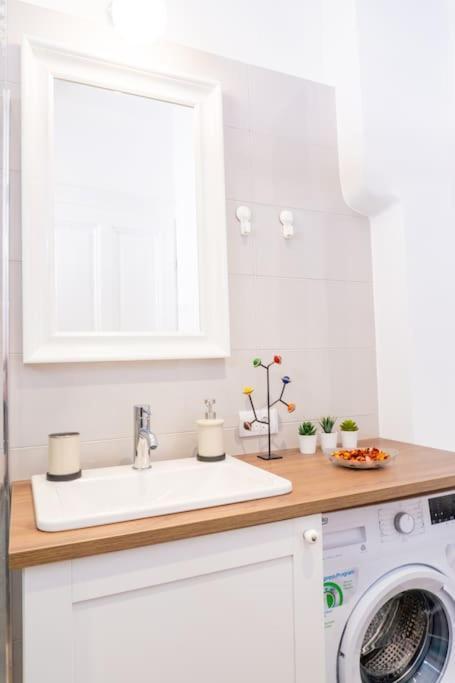 Central And Comfy 2Bdr Apartment Near Parliament Belgrade Luaran gambar