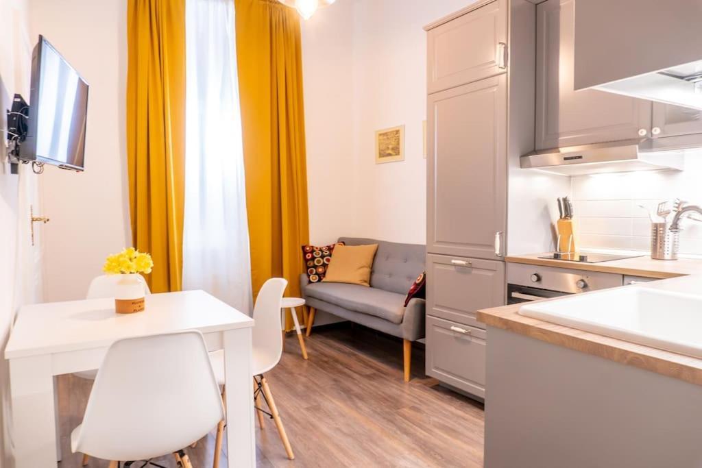 Central And Comfy 2Bdr Apartment Near Parliament Belgrade Luaran gambar