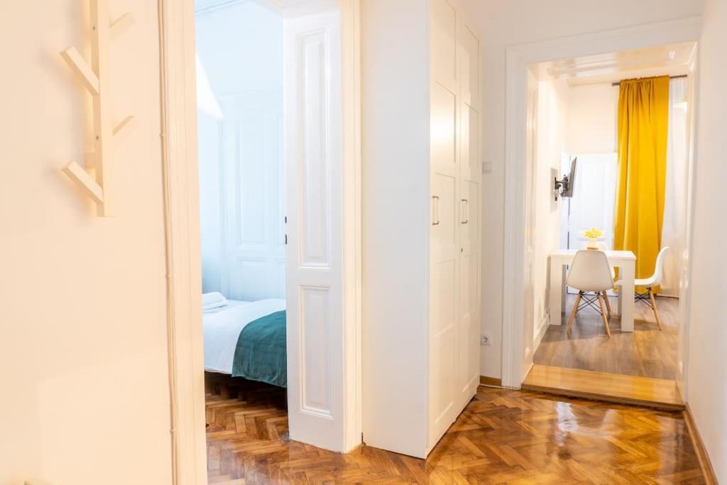 Central And Comfy 2Bdr Apartment Near Parliament Belgrade Luaran gambar